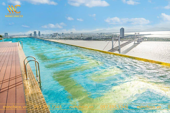 Bể bơi dát vàng 24k tại khách sạn 5 sao Vịnh Vàng Đà Nẵng, Việt Nam Bể bơi dát vàng 24k tại khách sạn 5 sao Vịnh Vàng Đà Nẵng, Việt Nam