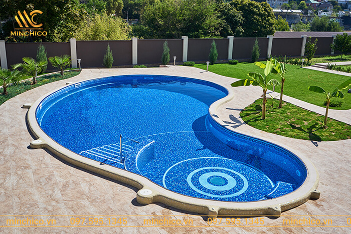 Hồ bơi gia đình ngoài sân vườn sử dụng màu gạch mosaic màu xanh dương nổi bật Hồ bơi gia đình ngoài sân vườn sử dụng màu gạch mosaic màu xanh dương nổi bật