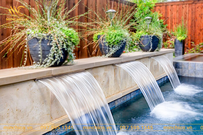 Sử dụng thác tràn hồ bơi