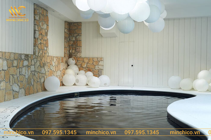 Trang trí hồ bơi đẹp trong nhà bằng đèn lồng sáng