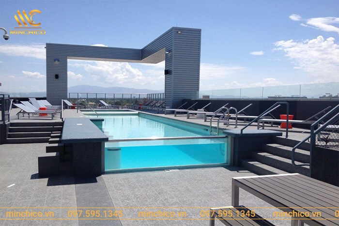 nhà có hồ bơi trên sân thượng