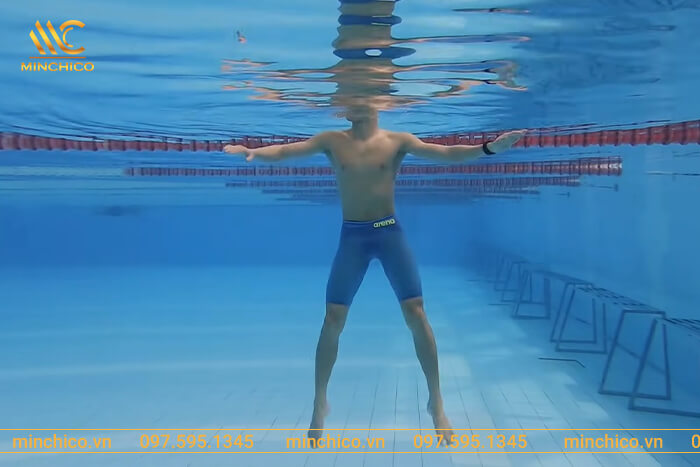  Hướng dẫn kỹ thuật bơi đứng nước chuẩn, không mất sức