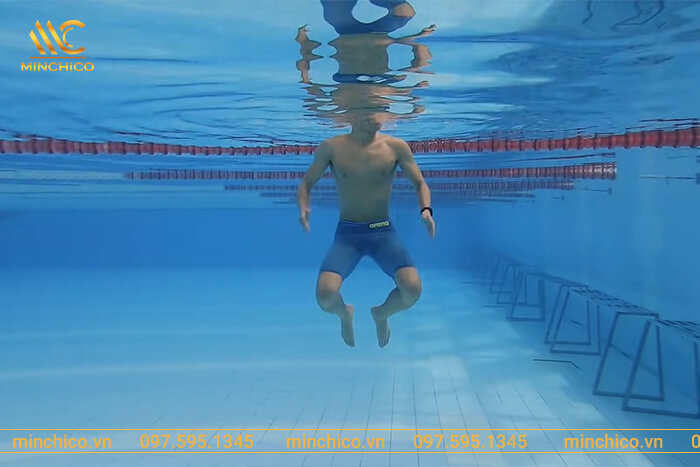 Hướng dẫn kỹ thuật bơi đứng nước bằng chân ếch