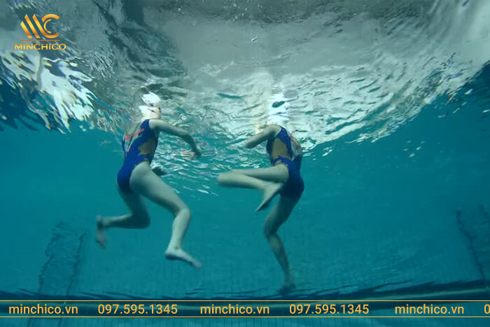 Hướng dẫn kiểu đứng nước bằng chân bóng nước (Water polo)