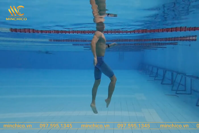 Hướng dẫn kỹ thuật đứng nước kiểu chân sải