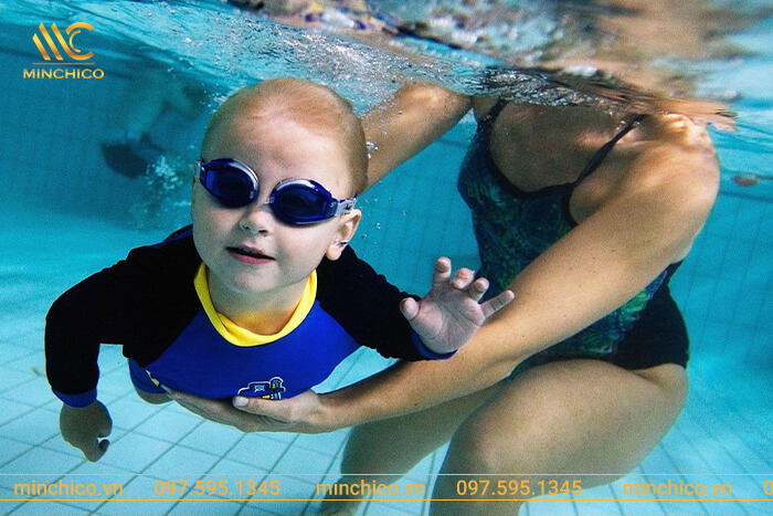 Tại sao phải cho trẻ em học bơi sớm?