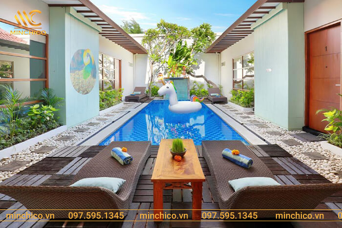 Mẫu hồ bơi hình chữ nhật lát gạch mosaic giá rẻ, tiết kiệm chi phí. Gia chủ có thể đặt thêm bộ bàn ghế để nghỉ ngơi, thư giãn