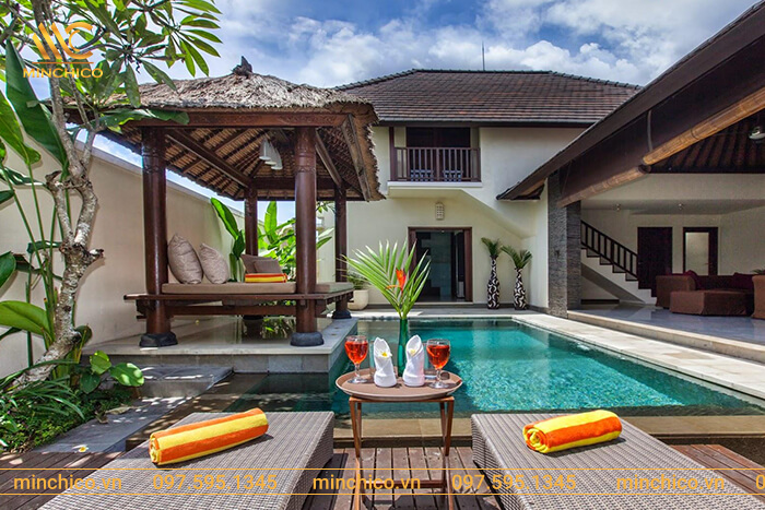 Mẫu hồ bơi sân vườn có chòi nghỉ được nhiều gia chủ yêu thích. Cuối tuần, thưởng thức một ly cocktail cạnh hồ bơi tại gia thì còn gì bằng?