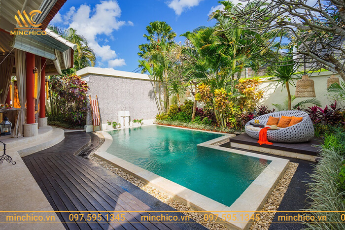 Hình dáng của hồ bơi sân vườn khéo léo thay đổi theo diện tích hiện có