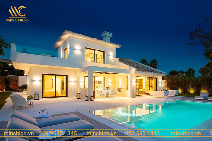 Thiết kế bàn ăn ngay cạnh hồ bơi, là nơi lý tưởng để tổ chức sinh nhật hoặc tiệc nướng ngoài trời