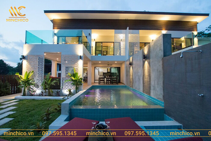 Hồ bơi sân sau biệt thự nối được thiết kế nối liền với nhà nhưng vẫn đảm bảo các quy tắc an toàn