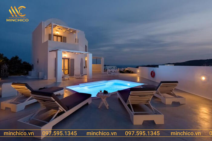 Tương tự mẫu hồ bơi sân vườn nhỏ, đẹp. Xung quanh bố trí thêm vài bộ ghế nghỉ ngơi, thư giãn