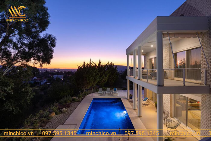 Hồ bơi có diện tích không quá lớn. Việc quy hoạch thiết kế được tính toán dựa trên nhu cầu sử dụng thực tế của gia đình