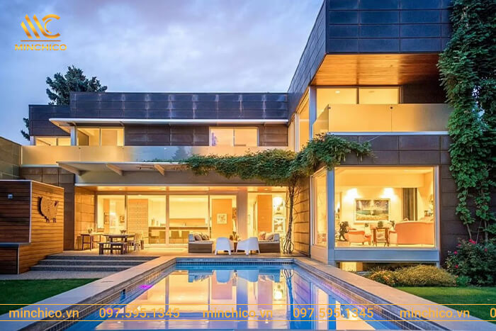 Nếu sở hữu biệt thự nghỉ dưỡng riêng hình chữ L, gia chủ có thể tham khảo mẫu bể bơi sân vườn này