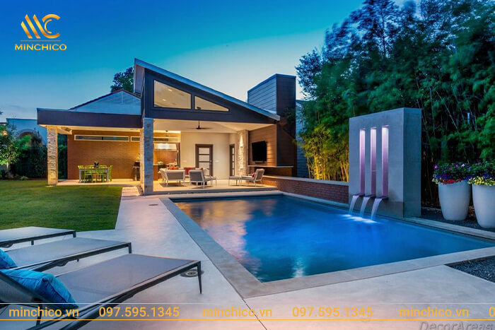 Hồ bơi sân vườn kết hợp với thác tràn và ánh sáng tạo nên một khung cảnh bắt mắt