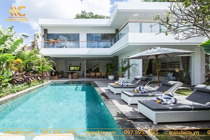 Bể bơi ngoài trời hình chữ nhật có diện tích rộng rãi