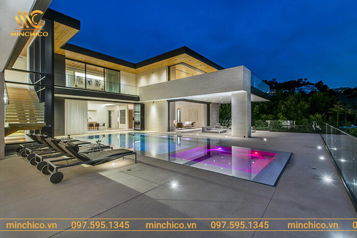 Biệt thự thiết kế theo hình chữ L. Khoảng trống phía trước được tận dụng làm hồ bơi sân vườn, tăng tính thẩm mỹ và giá trị cho công trình