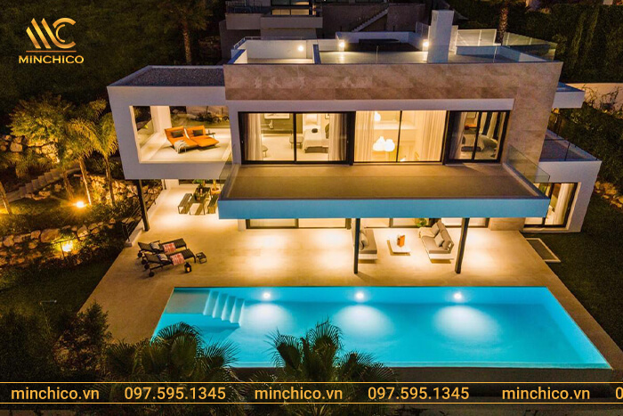 Để hài hòa về phong thủy, hồ bơi sân vườn được bố trí bên hông nhà. Dù ở vị trí phòng nào thì đều có thể ngắm nhìn hồ bơi từ trên cao