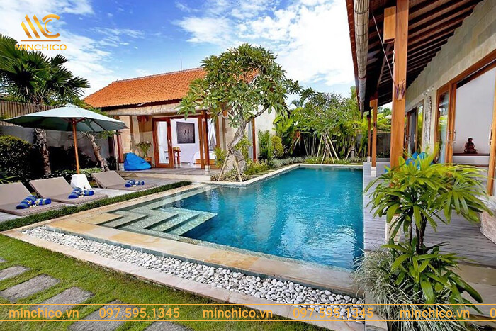 Phương án thiết kế hồ bơi ở sân sau, làm cầu nối trung gian giữa nhà chính là chòi nghỉ