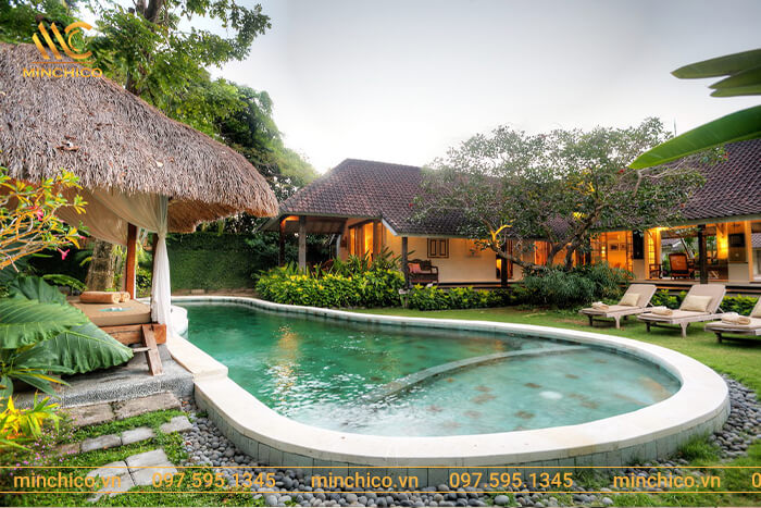 Hồ bơi sân vườn có hình dạng đặc biệt, thiết kế tùy chỉnh theo diện tích cho phép