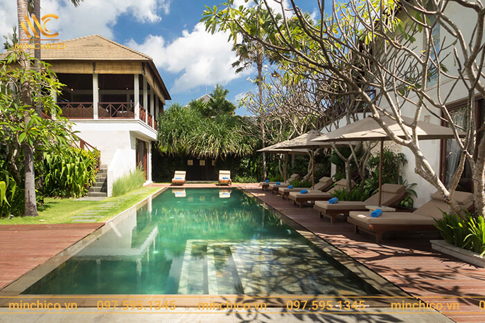 Bên cạnh hồ bơi ngoài trời có thêm một vài chiếc ghế tắm nắng và ô che nắng. Đây sẽ là điểm cộng cho khu nghỉ dưỡng khi đón tiếp khách lưu trú