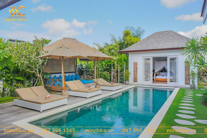 Hồ bơi được thiết kế đẹp với các tiện ích bổ sung như: ghế tắm nắng, chòi nghỉ,...