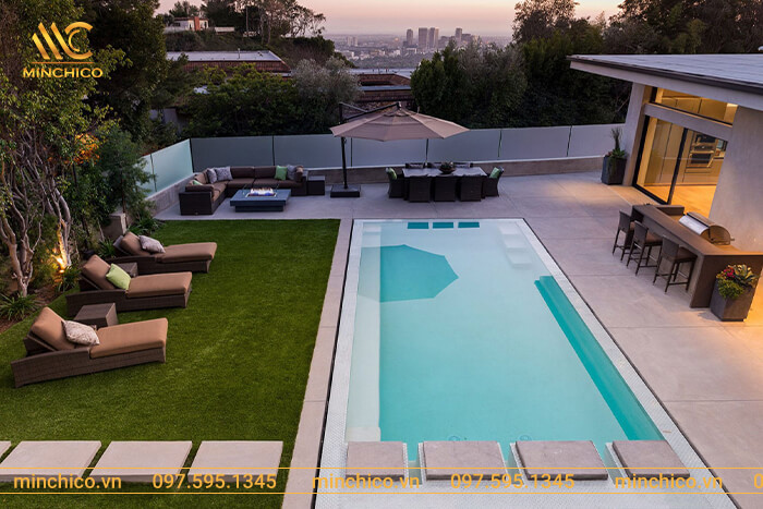 Hồ bơi hình chữ nhật ngoài trời là điểm nhấn trang trí quan trọng của toàn bộ cảnh quan sân vườn