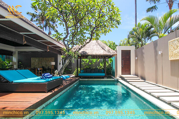 Hồ bơi hình chữ nhật được đặt ở sân sau của khu nghỉ dưỡng. Trên bờ bố trí thêm vài chiếc ghế tắm năng tiện nghi