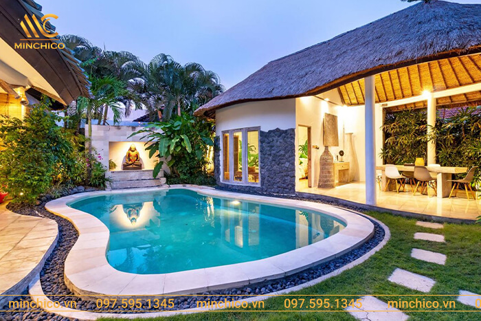Hồ bơi sân vườn hình trái thận được thiết kế ở giữa nhà chính với bếp nấu
