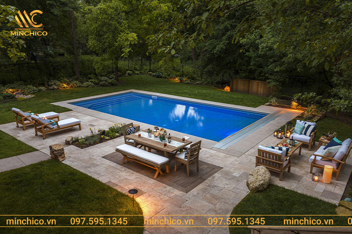 Hồ bơi sân vườn resort được bố trí thêm vài bộ bàn ghế. Đây là địa điểm lý tưởng cho những bữa tiệc BBQ ngoài trời