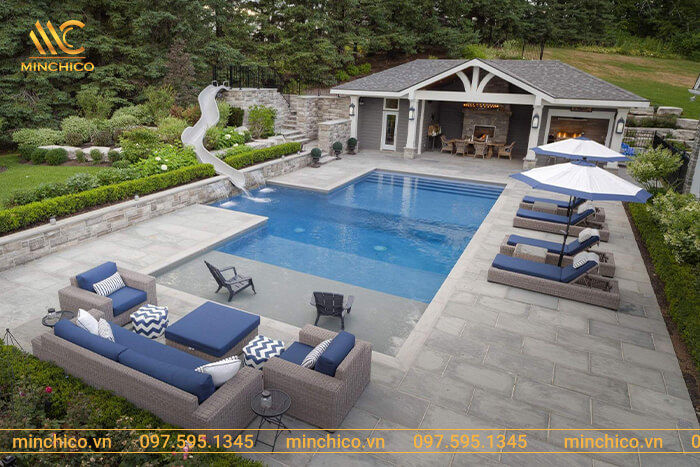 Hồ bơi chiếm phần lớn diện tích sân vườn. Chủ đầu tư có thể kết hợp thêm với cầu trượt nước, tăng sự hứng thú cho khách du lịch