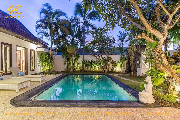 Mẫu thiết kế hồ bơi ở sân sau của khu nghỉ dưỡng. Công trình được kết hợp một cách hài hòa với sân vườn, tạo cảnh quan sinh thái hấp dẫn