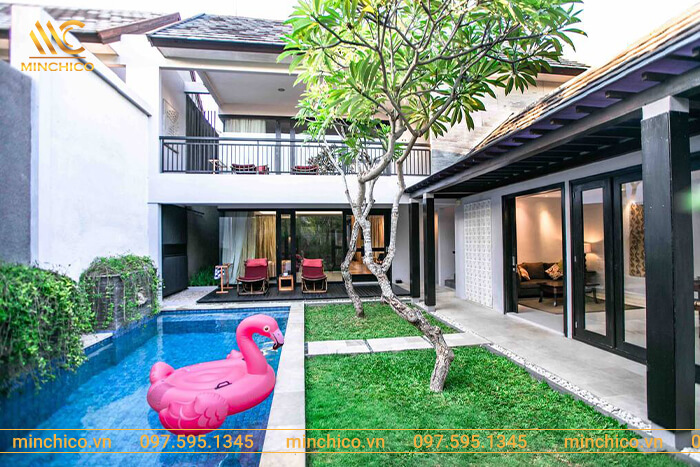 Hồ bơi homestay hình chữ nhật với chiều dài lý tưởng, không gian trong lành