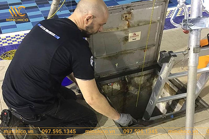 Hướng dẫn vệ sinh, làm sạch bể cân bằng hồ bơi