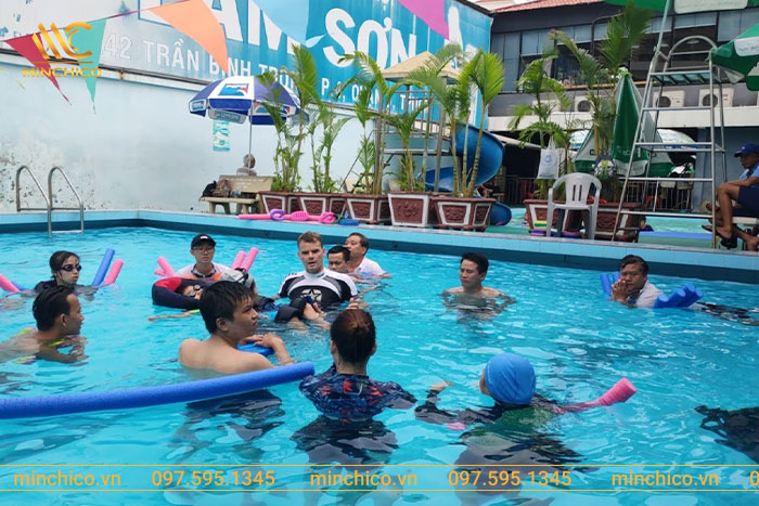 Học bơi ở hồ bơi Lam Sơn