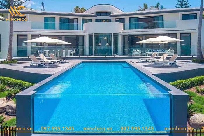 So sánh tấm acrylic bể bơi và kính bể bơi