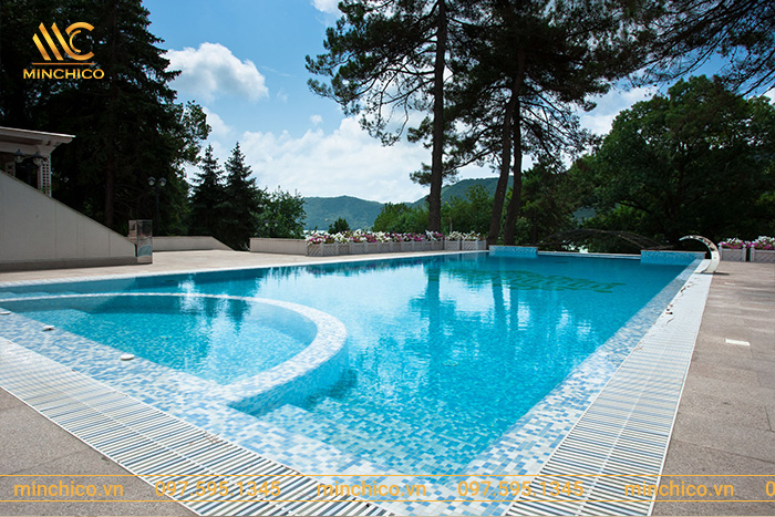 Bể bơi hình chữ nhật có kết hợp bể sục phục vụ khách hàng Bể bơi hình chữ nhật có kết hợp bể sục phục vụ khách hàng