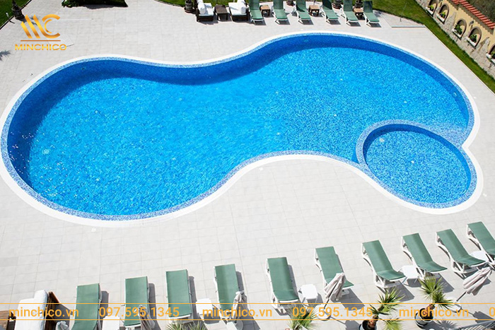 Bể bơi kinh doanh hình trái thận có kèm bể sục nhỏ Bể bơi kinh doanh hình trái thận có kèm bể sục nhỏ