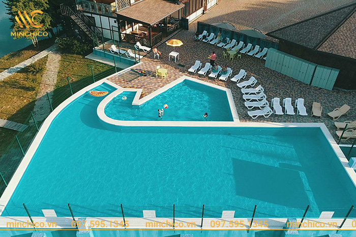 Công trình hồ bơi có sử dụng kính cường lực bao xung quanh để đảm bảo an toàn cho trẻ em Công trình hồ bơi có sử dụng kính cường lực bao xung quanh để đảm bảo an toàn cho trẻ em