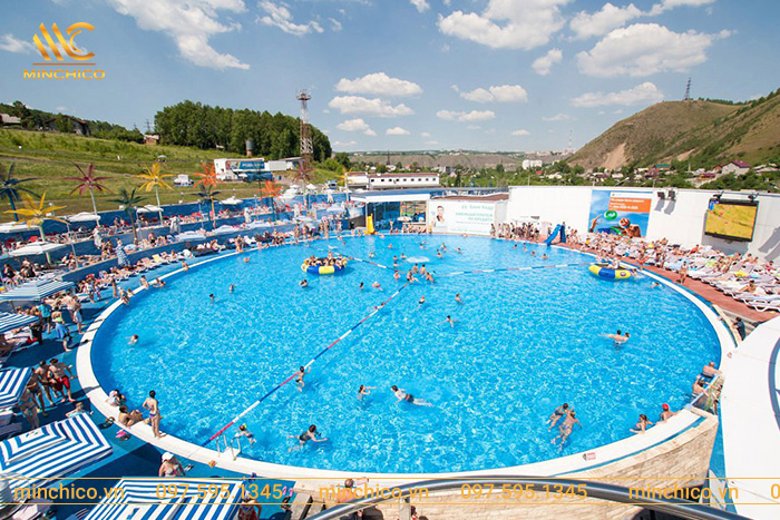 Bể bơi kinh doanh hình tròn thu hút đông đảo khách ghé thăm vào mùa hè Bể bơi kinh doanh hình tròn thu hút đông đảo khách ghé thăm vào mùa hè