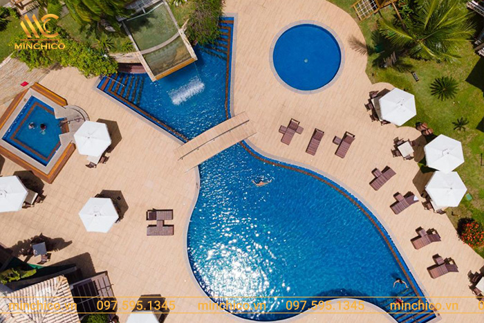 Mẫu bể bơi kinh doanh có thác tràn mang lại sự thích thú cho khách hàng Mẫu bể bơi kinh doanh có thác tràn mang lại sự thích thú cho khách hàng