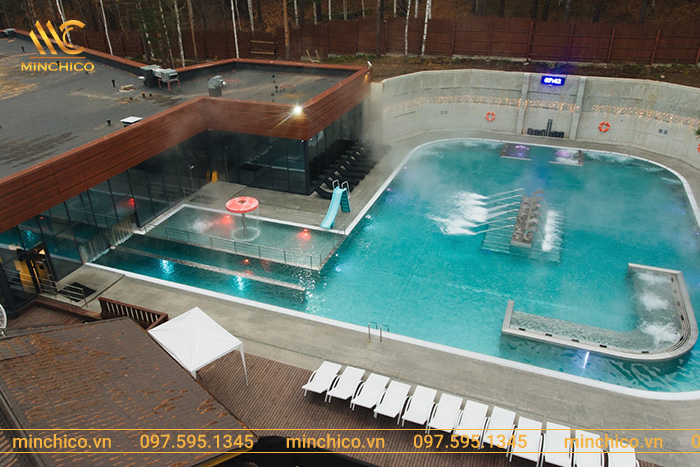 Bể bơi được thiết kế trong khoảng diện tích sẵn có. Bên trong bố trí các vòi phun massage Bể bơi được thiết kế trong khoảng diện tích sẵn có. Bên trong bố trí các vòi phun massage
