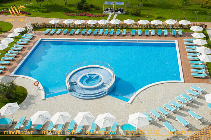Bể bơi có hình dạng đặc biệt với nhiều ghế tắm nắng xung quanh Bể bơi có hình dạng đặc biệt với nhiều ghế tắm nắng xung quanh