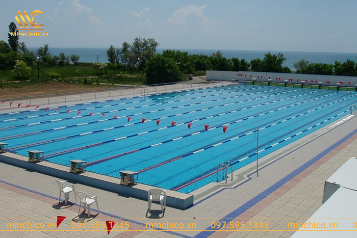 Bên cạnh hồ bơi được trang bị đầy đủ tiện ích: phòng thay đồ, tắm tráng, phòng gửi đồ, ghế ngồi… Bên cạnh hồ bơi được trang bị đầy đủ tiện ích: phòng thay đồ, tắm tráng, phòng gửi đồ, ghế ngồi…