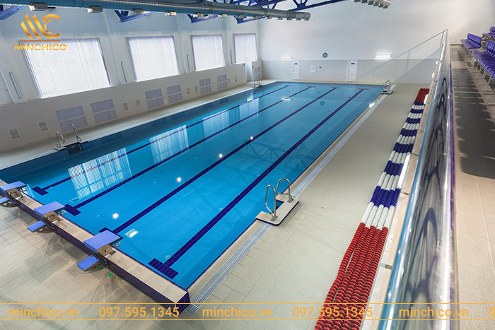 Hồ bơi kinh doanh nhỏ được chia thành 4 làn bơi Hồ bơi kinh doanh nhỏ được chia thành 4 làn bơi