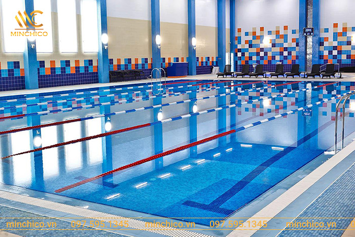 Mảng tường nhà được trang trí bằng gạch mosaic tăng tính thẩm mỹ cho hồ bơi Mảng tường nhà được trang trí bằng gạch mosaic tăng tính thẩm mỹ cho hồ bơi