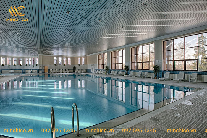 Mẫu bể bơi kinh doanh trong nhà có diện tích trên 150m2. Xung quanh bố trí đầy đủ bàn, ghế nghỉ cho người sử dụng Mẫu bể bơi kinh doanh trong nhà có diện tích trên 150m2. Xung quanh bố trí đầy đủ bàn, ghế nghỉ cho người sử dụng