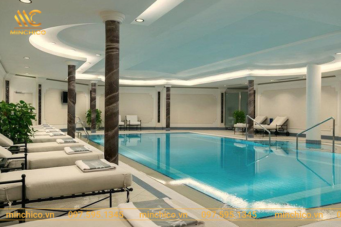 Bể bơi kinh doanh lớn hình chữ nhật, xung quanh bố trí các ghế nghỉ cho mọi người Bể bơi kinh doanh lớn hình chữ nhật, xung quanh bố trí các ghế nghỉ cho mọi người