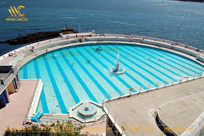 Bể bơi kinh doanh hình bán nguyệt giáp biển Bể bơi kinh doanh hình bán nguyệt giáp biển